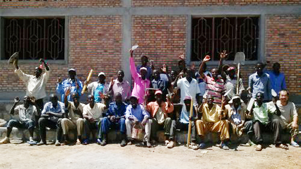 아프리카 부룬디 무제마을 '미션센터' 건립에 참여하고 있는 지역주민들이 기쁨으로 함께 하고 있다. 