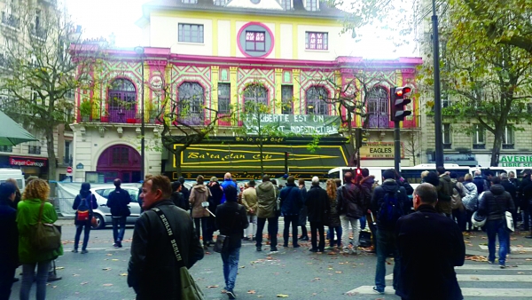  무차별 총기난사로 수많은 사상자가 발생한 Bataclan 극장 앞에서 고인들을 추모하는 시민들.