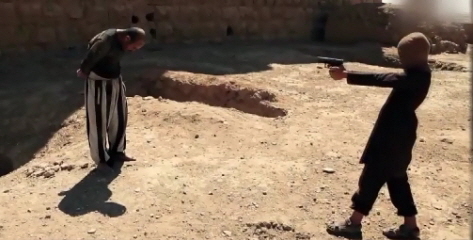 9세 이하로 보이는 소년 대원이 총으로 포로를 살해하는 실습을 하는 모습
