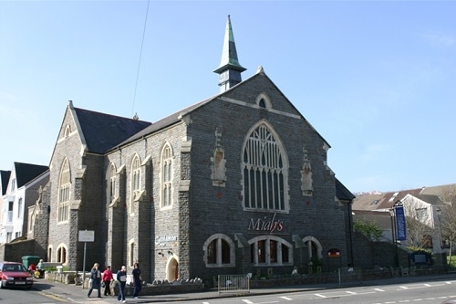 남부 웨일스 스완지의 감리교회가 팔려서 이슬람 식당으로 변했다. 종탑 위에 십자가 있던 자리가 선명하다. ⓒFIM국제선교회
