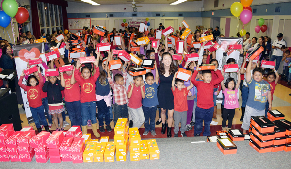 지난 7일 유스호프서밋이 산체즈초등학교 학생 200여 명에게 신발을 나눠줬다. 이 단체가 올해 저소득층 학생들과 나눈 신발은 400켤레에 달한다. 