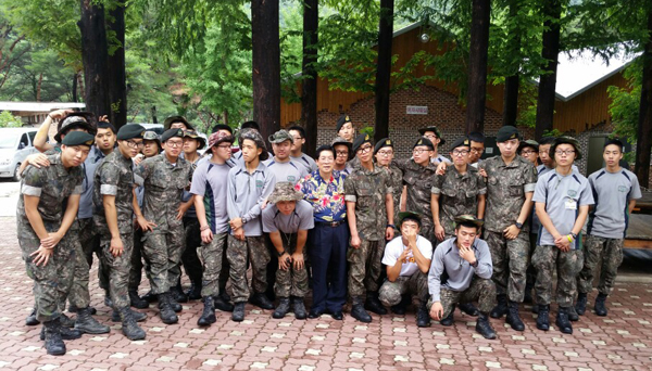 지난 7월 열렸던 제26회여름산상대부흥성회에 자원봉사자로 파견나온 군 장병들과 함께 기념촬영을 하고 있는 고창수 목사.