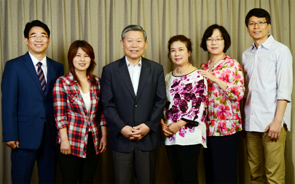 왼쪽으로부터 온라인 학부 디렉터 류시하 교수, 대학원 코디네이터 김박선미 과장, 임성진 부총장, 학부 코디네이터 이명욱 과장, 온라인 대학원 디렉터 최윤정 교수, IT 담당 김규호 과장