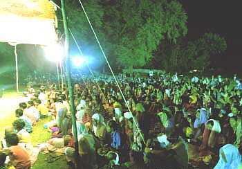 인도 북부에서 열리고 있는 복음전도 행사. 많은 힌두교인들이 이 집회를 통해 예수께로 돌아오고 있다. ©CAM