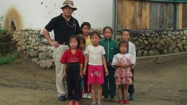 북한 아이들과 함께 서 있는 임현수 목사. ©change.org