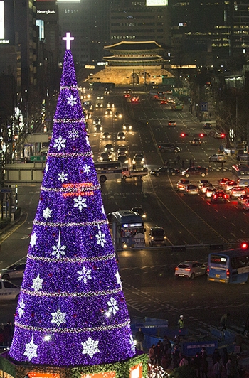 서울광장에서 밝게 빛나고 있는 성탄트리. ⓒCTS 제공