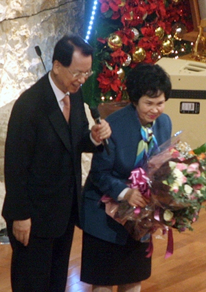 ▲김삼환 목사 부부가 교인들에게 꽃다발을 받고감사인사를 전했다