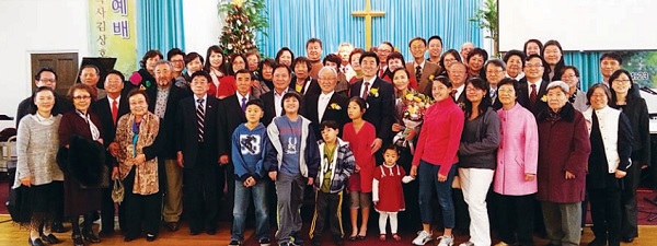 은혜성로원교회 성도들과 축하객들이 김상호 담임목사 취임예배를 마친 후 다함께 기념촬영을 하고 있다.