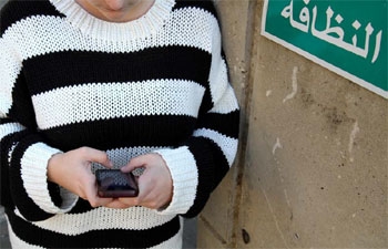 스마트폰을 사용 중인 한 청년. ©오픈도어선교회