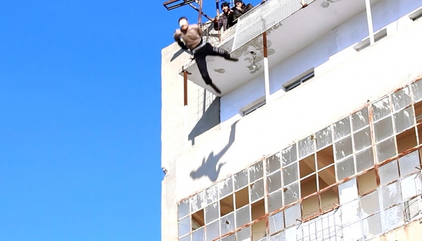 IS가 동성애자를 건물 옥상에서 떨어뜨려 죽이는 모습. ©Ibtimes