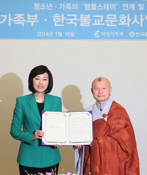 조윤선 후보가 여성가족부 장관 시절, 한국불교문화사업단(단장 진화 스님)과 청소년·가족의 '템플스테이' 연계 및 지원을 위한 업무협약(MOU)을 체결했다. 출처:여성가족부