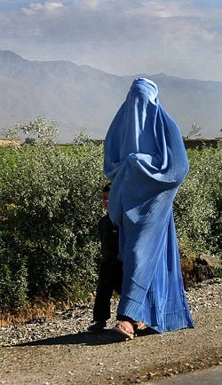 (Photo : ) 전신이 가리는 이슬람 전통 의상 '부르카'를 착용한 무슬림 여성. ©wiki