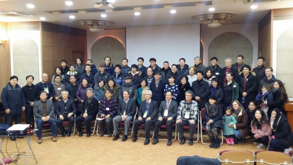 23일 종로5가 한국기독교회관에서 '제1차 아나뱁티스트 신학 학술발표회'가 열렸다. 참석자들이 함께 기념촬영을 하고 있다.