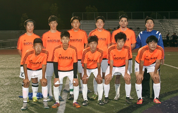 그린에인절스축구선교단 B17축구팀. 이들은 김석범 선교사(윗줄 맨 오른쪽)로부터 공차기를 배울 뿐 아니라 영성훈련도 받는다. 