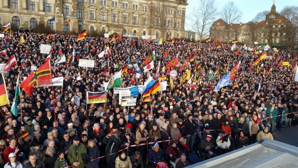 '페기다'의 제안으로 反난민·反이슬람 집회에 모인 유럽 시민들. ©페이스북