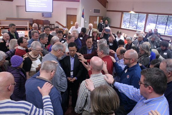 PCUSA 놀스웨스트 코스트 노회장 선출 후 권 준 목사를 위해 기도하는 노회원들 