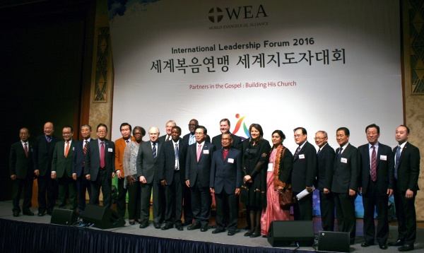 이날 참석한 WEA와 한국 교계 지도자들이 기념촬영하고 있다. ⓒ김진영 기자