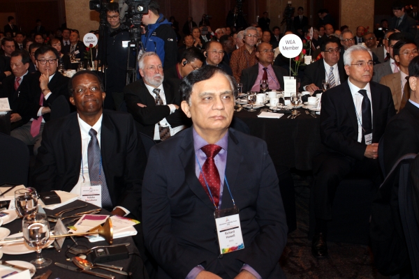 AEA 사무총장인 리처드 하웰 박사(맨 앞)와 WEA 국제이사회 의장인 엔다바 마자바니 목사(앞에서 두 번째) 등 WEA 관계자들이 개회예배를 드리고 있다. ⓒ김진영 기자