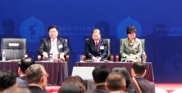 (오른쪽부터 순서대로) 박근혜 대통령, 소강석 목사, 홍문종 의원이 기도하고 있다. ⓒ이대웅 기자