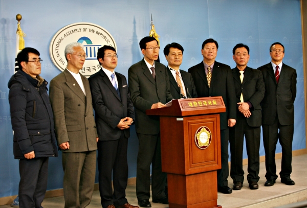 올인통 김태훈 상임대표와 북한인권단체 관계자들이 북한인권법 통과에 대한 기자회견을 정론관에서 갖고 있다. ©올인통