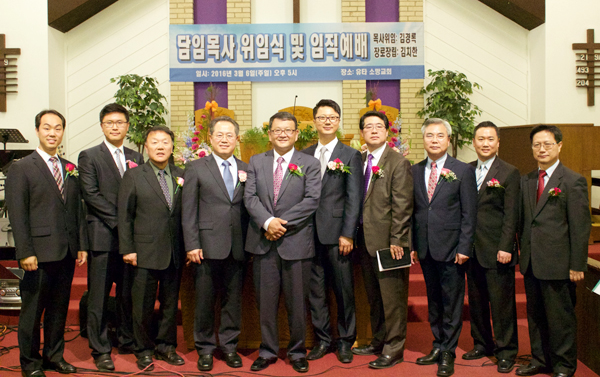 좌측에서 네번째부터 김치한 장로, 박형은 목사, 김경록 목사