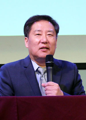 김동환 목사(KCCC 미주 대표)가 11일 기자회견에서 단체명 변경에 관해 설명했다.