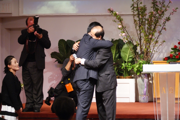 취임감사패 전달식 후 박윤선 목사(좌)와 변영호 장로(우)가 힘껏 포옹하고 있다.