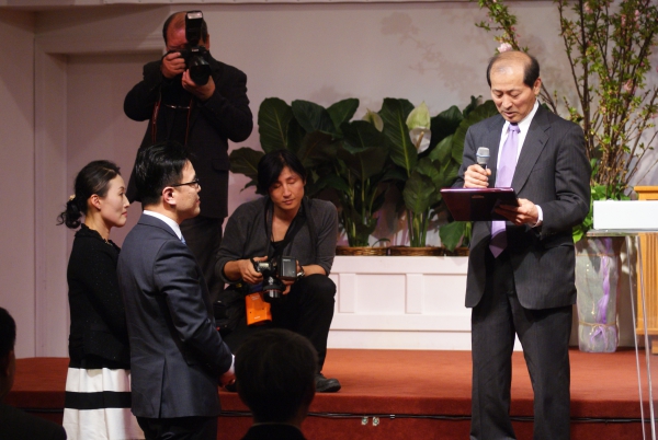 변영호 장로가 취임감사패를 박윤선 목사에게 전달하고 있다.
