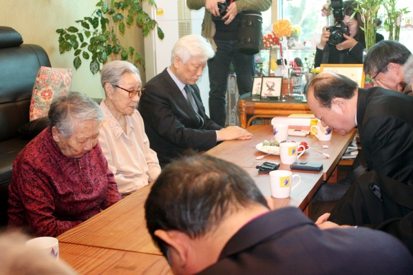 이동춘 NCCK 회장(오른쪽 가운데)이 할머니들을 위해 기도하고 있다. ⓒ김진영 기자