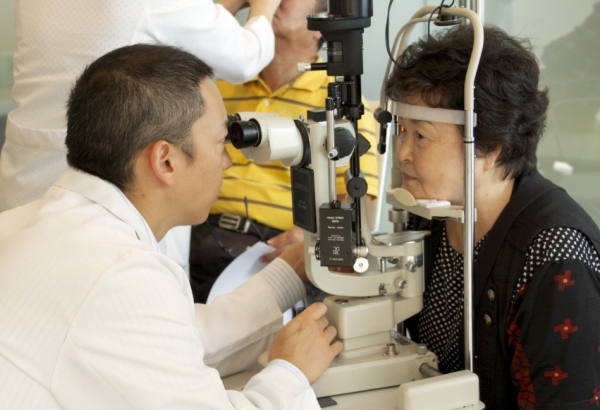 비전케어서비스가 무료 눈 검사를 실시하는 모습