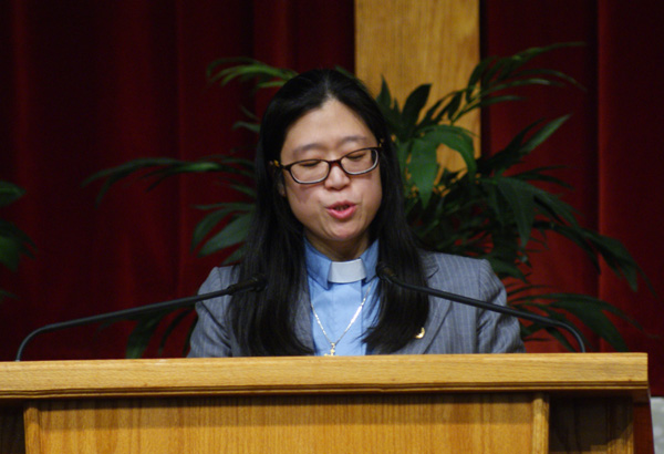 RCA 연합부흥성회 둘째날 집회에서 임지윤 목사가 한국어와 영어로 성경봉독했다.