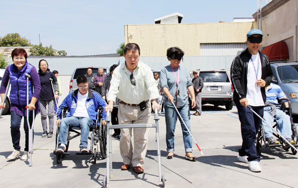 샬롬장애인선교회가 4월 12일 선교회관에서 장애체험 행사를 열었다. 