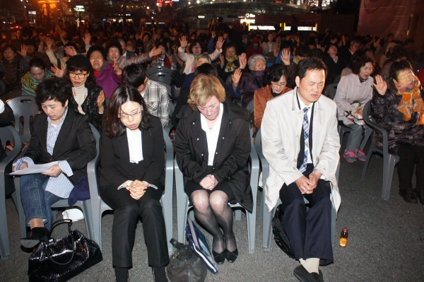 북한자유주간 진행된 월요기도회에서 기도하고 있는 수잔 숄티 대표(앞줄 오른쪽에서 두 번째). ⓒ크리스천투데이 DB