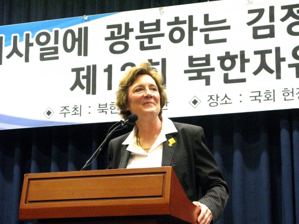 미국 디펜스포럼재단 대표이자 행사 대회장인 수잔 숄티 여사가 제13회 북한자유주간 선포식에서 연설하고 있다.