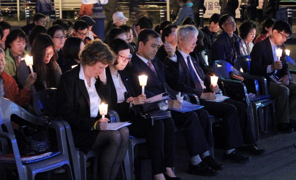 수잔 숄티 여사(앞줄 맨 왼쪽)와 이용희 대표(앞줄 왼쪽에서 세 번째) 등이 촛불을 들고 국민대회에 참석한 모습. ⓒ기도연합 제공