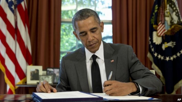서명하는 버락 오바마 미국 대통령. ©자료사진=백악관