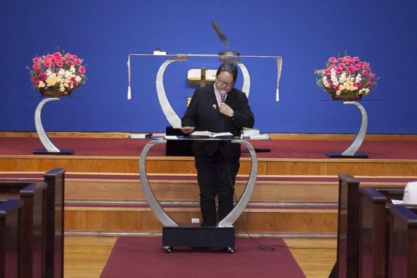 RCA 뉴욕한인교협 2016년도 정기총회에서 회장으로 당선된 류승례 목사가 기도하고 있다.