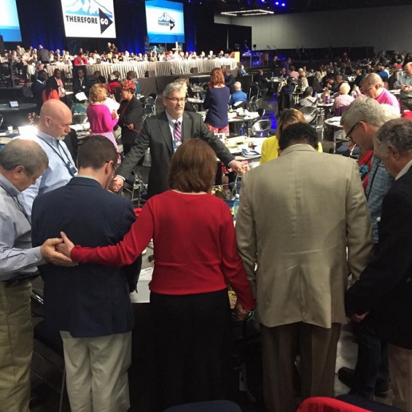 오리건주 포틀랜드에서 열린 미국연합감리회 2016년 총회에서 총대들이 기도하고 있다. ⓒUMC