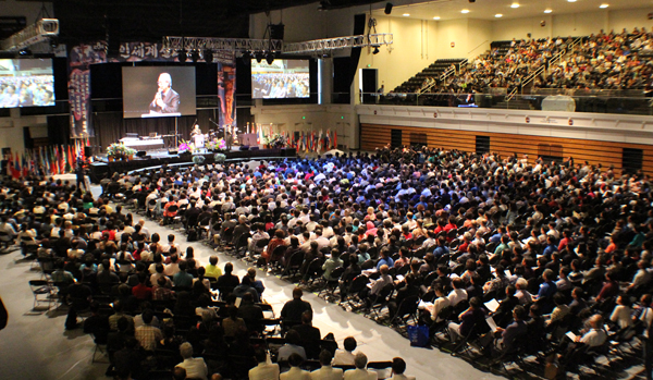 KWMC가 주최하는 제8차 한인세계선교대회가 아주사퍼시픽대학교에서 개회했다. 개회예배에는 선교사 1천여 명을 포함해 약 2천5백여 명이 참석했다. 