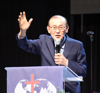 전주안디옥교회 이동휘 원로목사가 한인세계선교대회에서 참석자들에게 메시지를 전하고 있다.