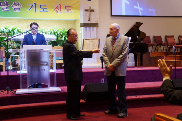 목사회가 한국전 참전용사에게 감사패를 전달했다.