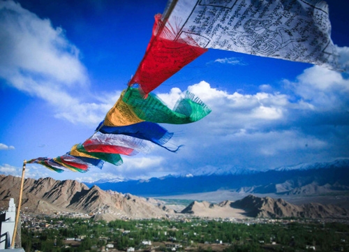 ▲바람에 흩날리는 티베트인들의 기도 깃발 ©Asian Access