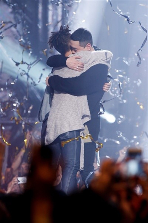 ▲함께 교회를 다니며 꿈을 키워온 진정한 친구 비와이와 씨잼이 '쇼미더머니5' 결승전에서 서로를 축하하며 포옹을 하고 있다. ©Mnet