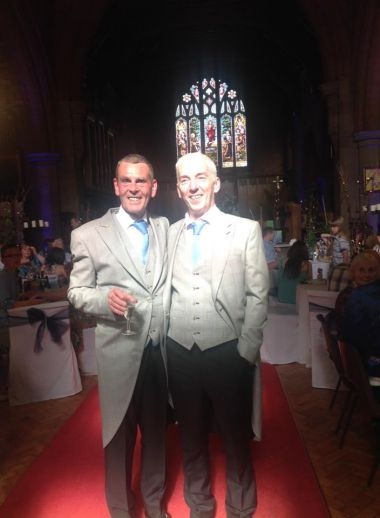 (Photo : ) ▲클리브 라슨(왼쪽) 주교와 그의 동성 파트너인 존이 교회에서 결혼 예식을 올린 후 사진 촬영을 하고 있다. ⓒ페이스북