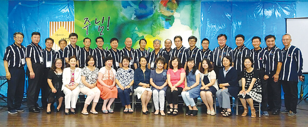 아버지학교 LA목회자 12기 수료 목회자들이 수료식이 끝난 후 함께 기념촬영을 하고 있다.