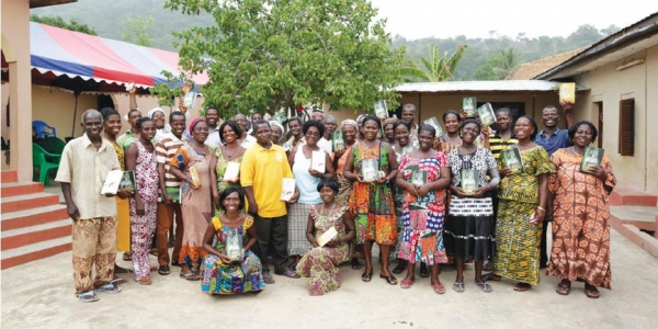 성서공회로부터 성경을 받은 아프리카 가나 사람들.