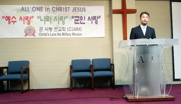 신태훈 선교사가 군사랑선교회 월례모임에서 선교 보고를 하고 있다.