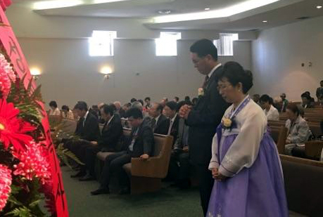 위임예배에서 함께 기도하고 있는 김성민 목사와 사모.