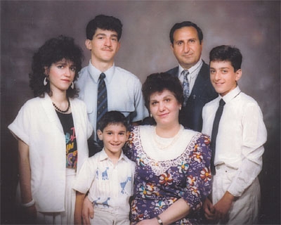 이란 복음주의교회 지도자였던 순교자 하이크 호세피안 목사(뒷줄 오른쪽) 가족. 조셉 선교사(뒷쭐 왼쪽)가 태어나기 4년 전, 6개월 된 같은 이름의 형은 교통사고로 죽었다. ⓒ조셉 호세피안 선교사