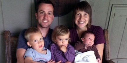재미슨·캐스린 팔스 부부와 3명의 자녀들(왼쪽부터 에즈라, 바이올렛, 캘빈)의 모습. ⓒ고펀드미 제공